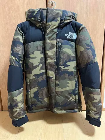 노스페이스 카모 패턴 다운 자켓 바르톨로