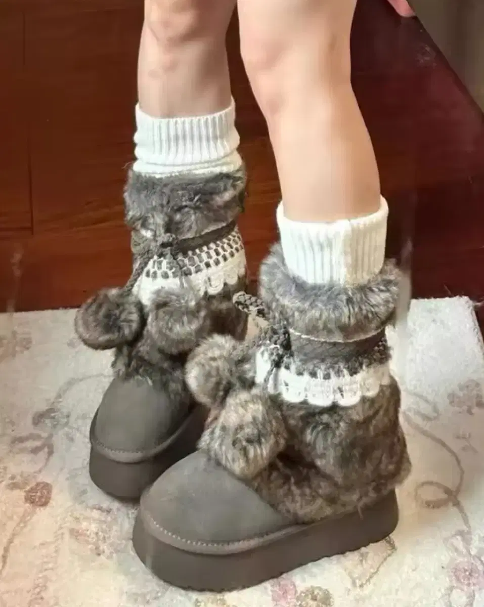 Snow Pompom Boots Gray