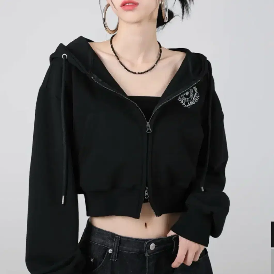 어반드레스 크롭 후드집업 SYMBOL CROP HOOD ZIP-UP