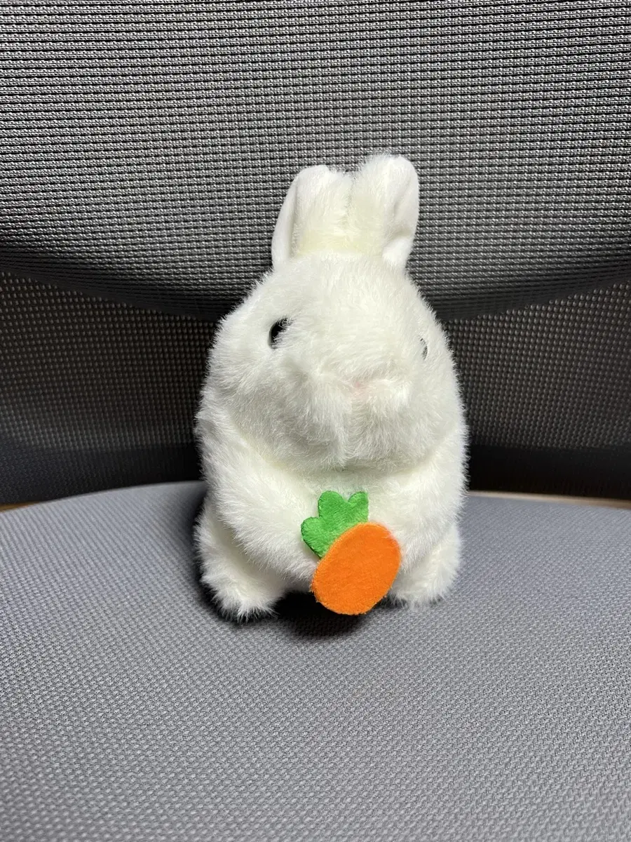 Rabbit with carrots keyring per piñata