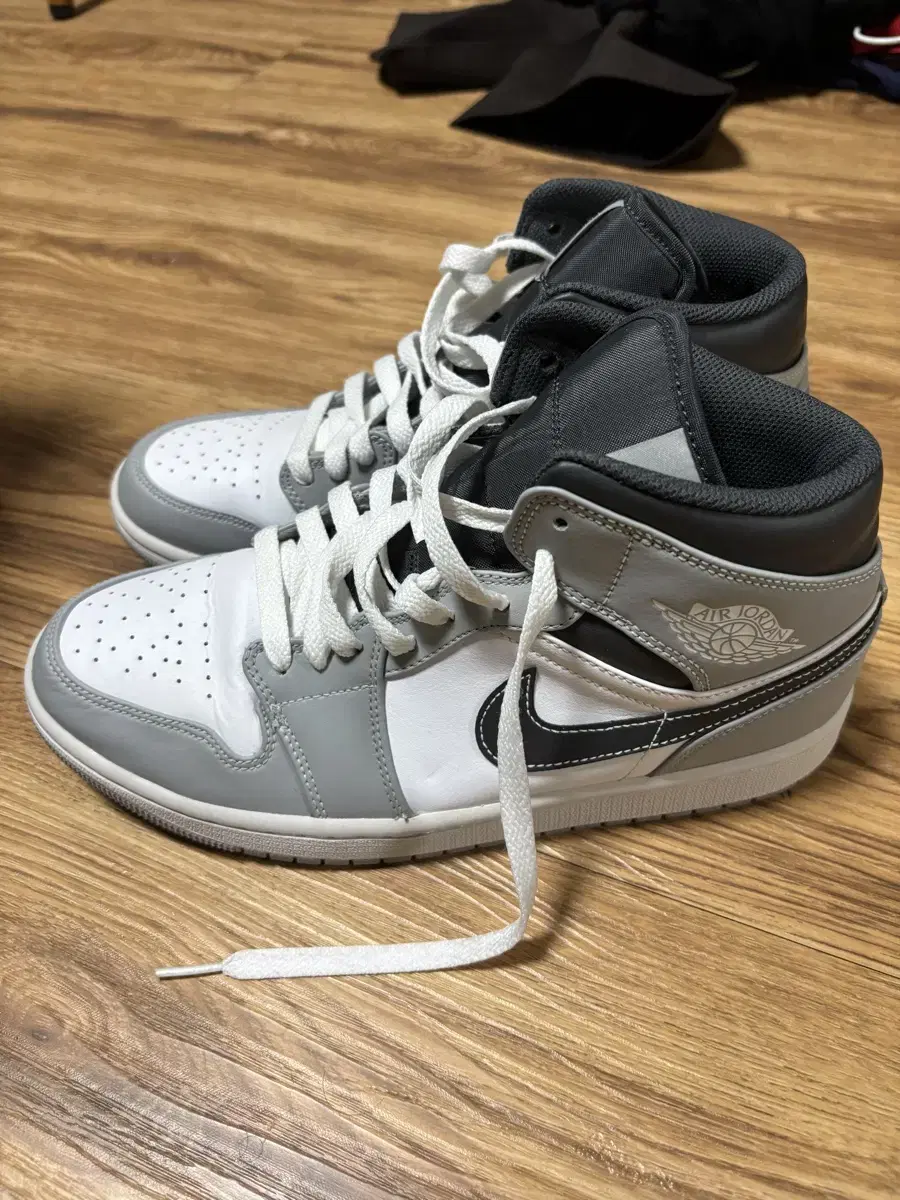 Jordan 1 Mid light smoke gray