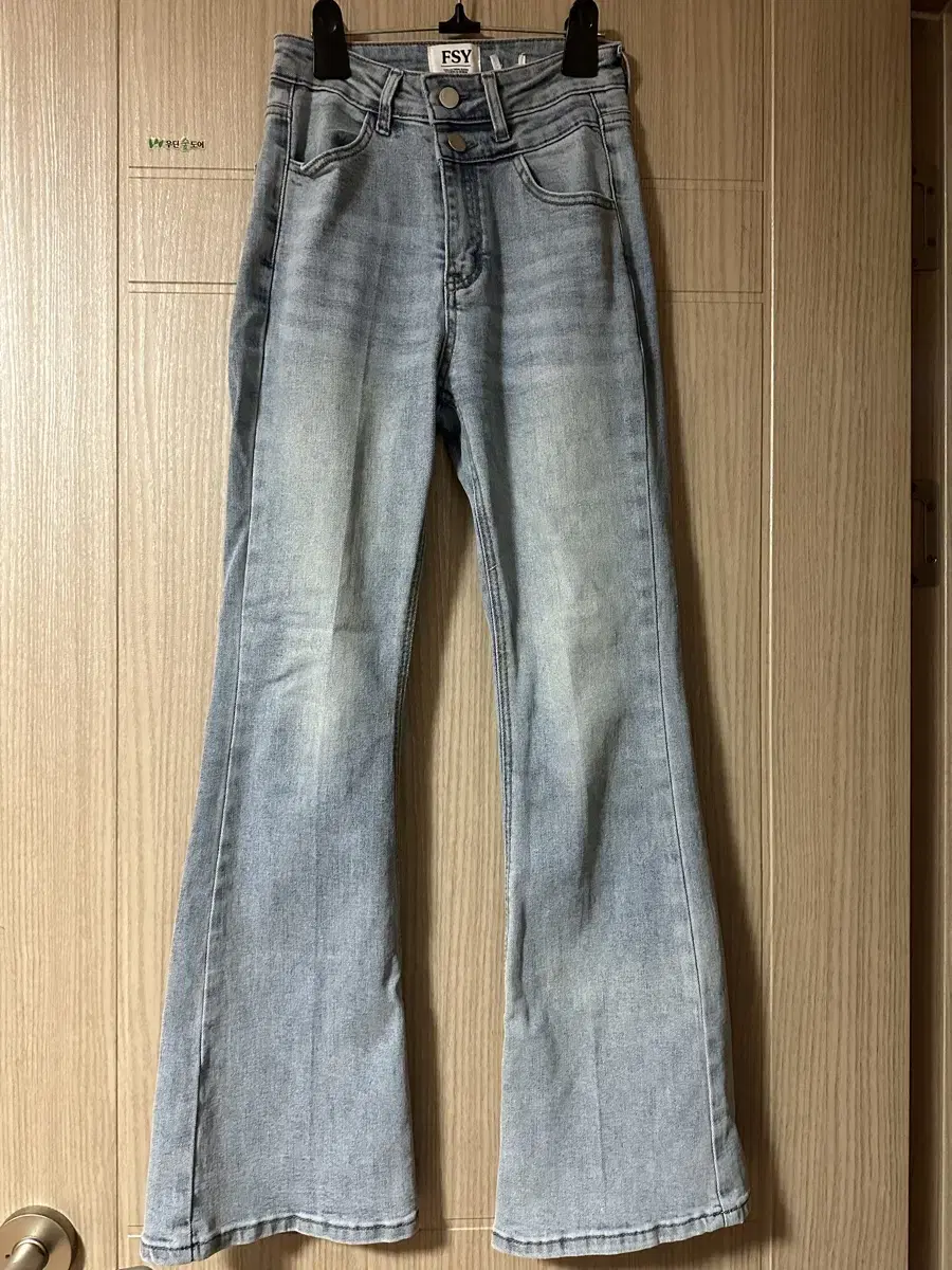 Two-button bootcut pants