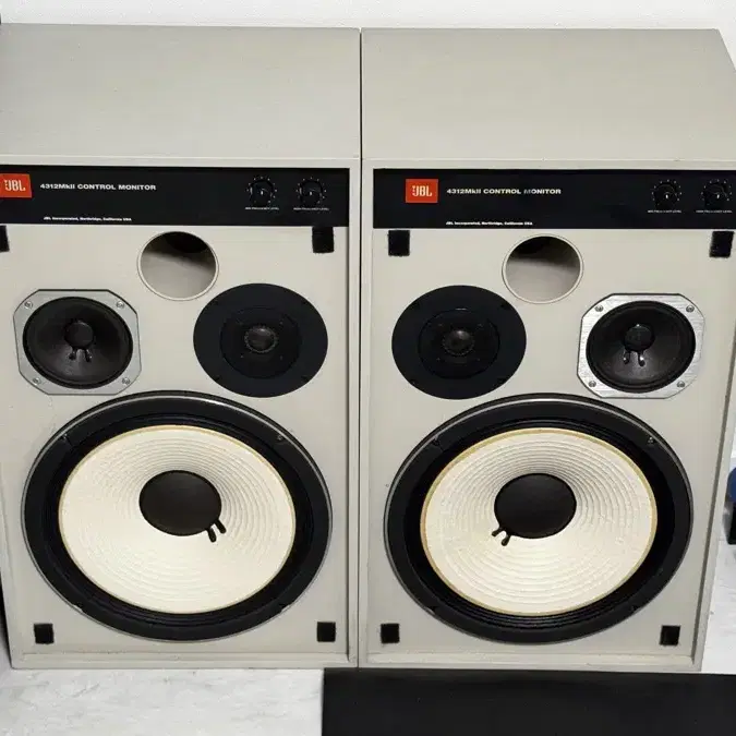 극희소 JBL 4312mk2 화이트 색상