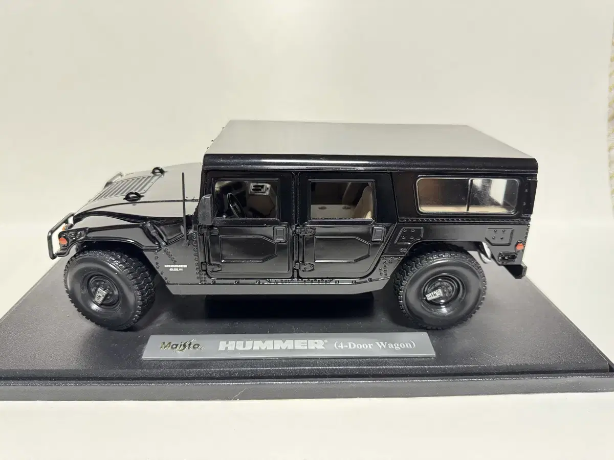 마이스토 1/18 HUMMER (4-Door Wagon)