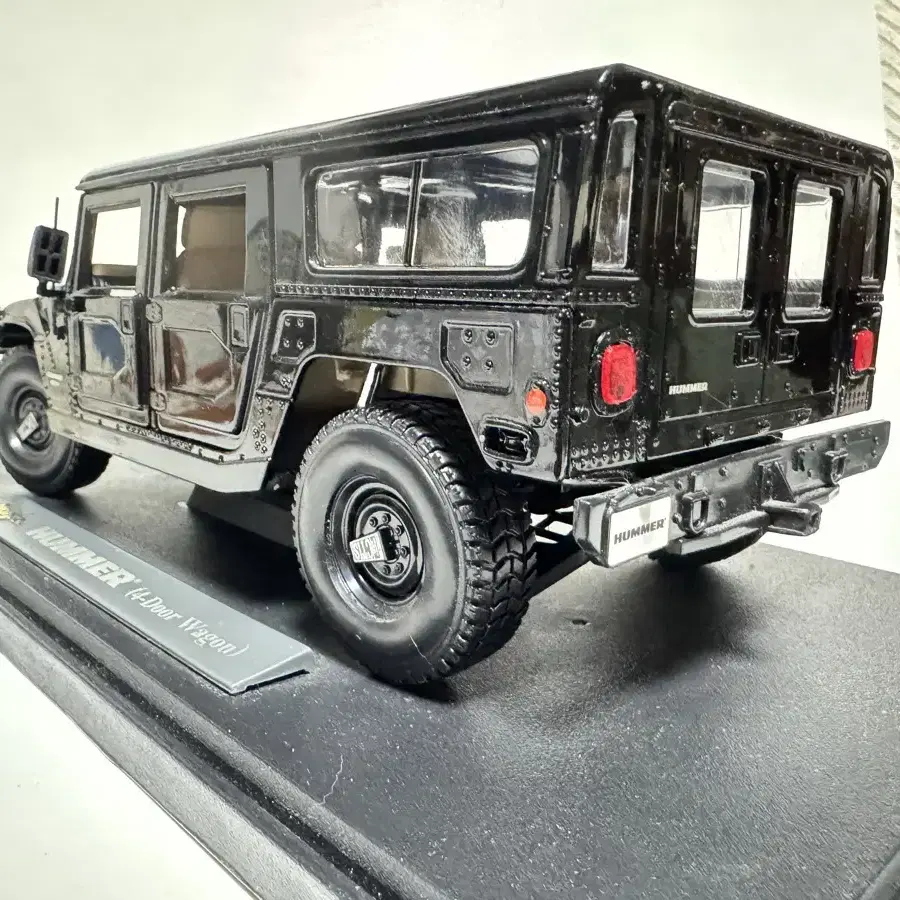 마이스토 1/18 HUMMER (4-Door Wagon)