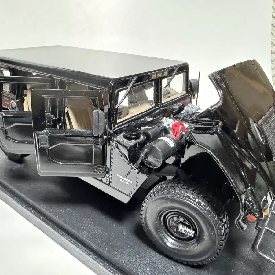 마이스토 1/18 HUMMER (4-Door Wagon)