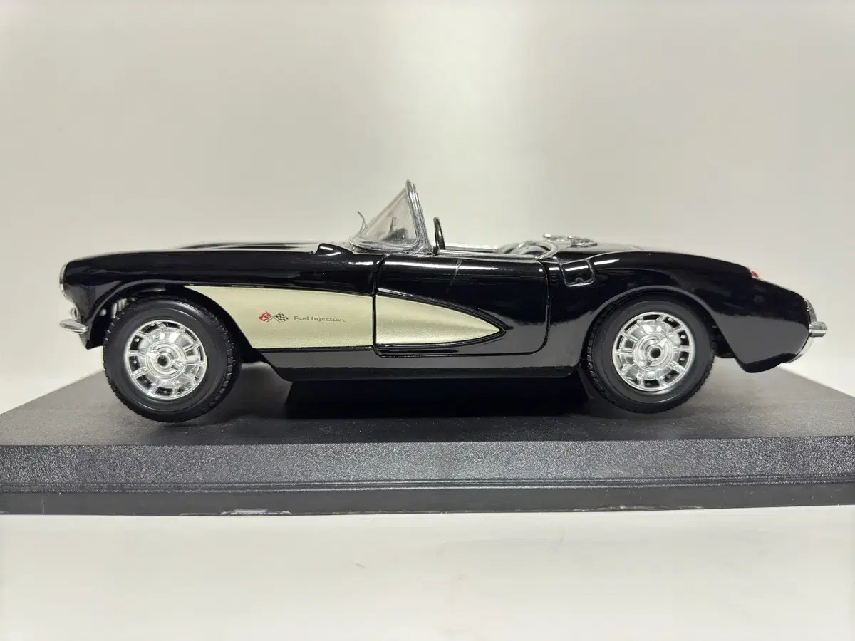 1/18 1957 Chevrolet Corvette Convertible