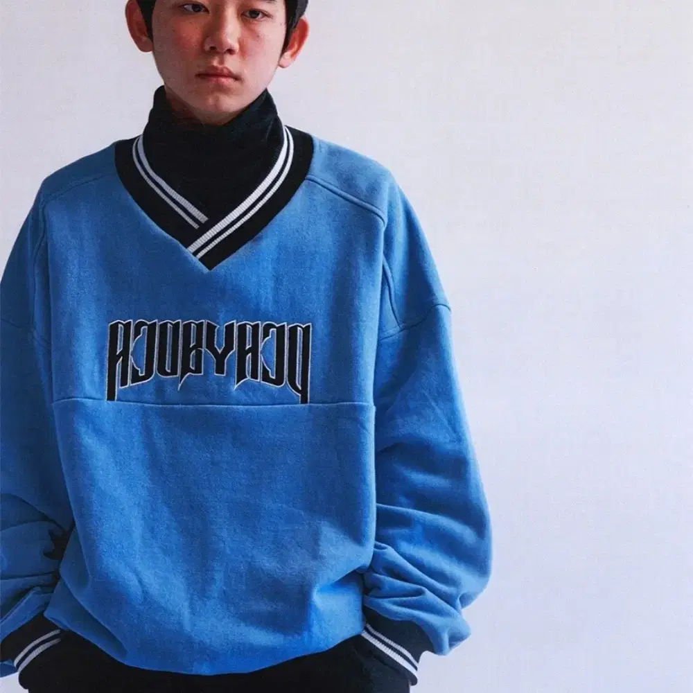 Arch Logo V-Neck Sweatshirt [SKY BLUE]