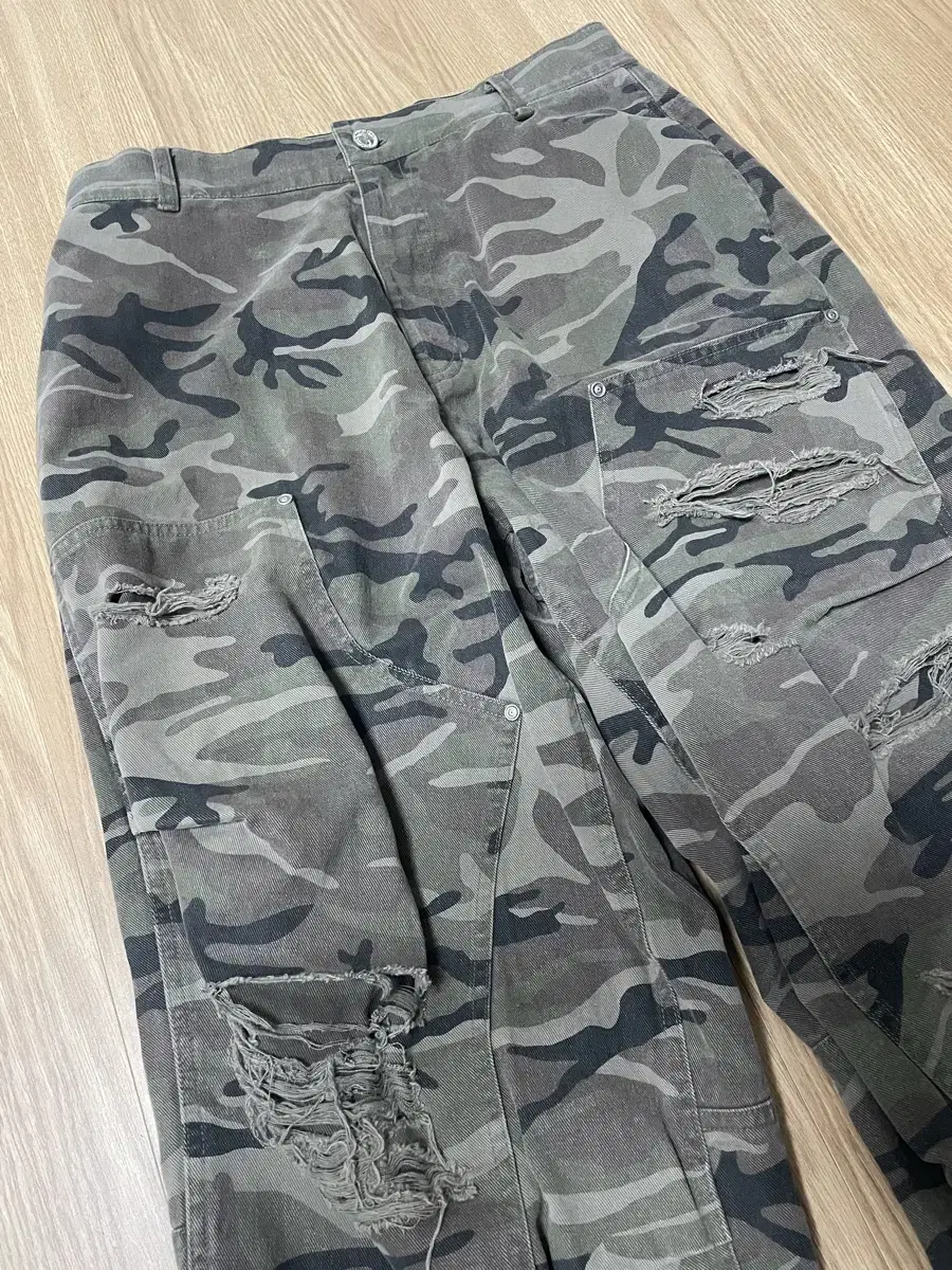 ETCE DESTROYED CAMO BAGGY PANTS (M)