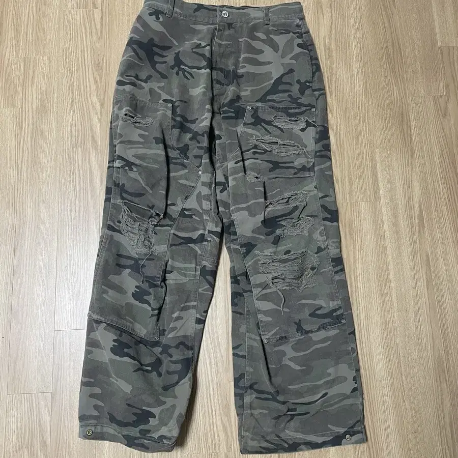 ETCE DESTROYED CAMO BAGGY PANTS (M)