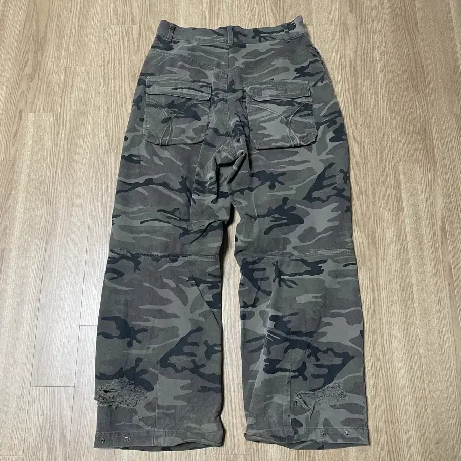 ETCE DESTROYED CAMO BAGGY PANTS (M)