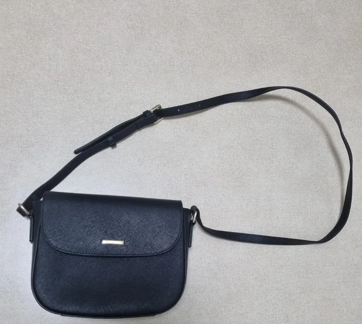 Delastella Crossbody Bag (Black)