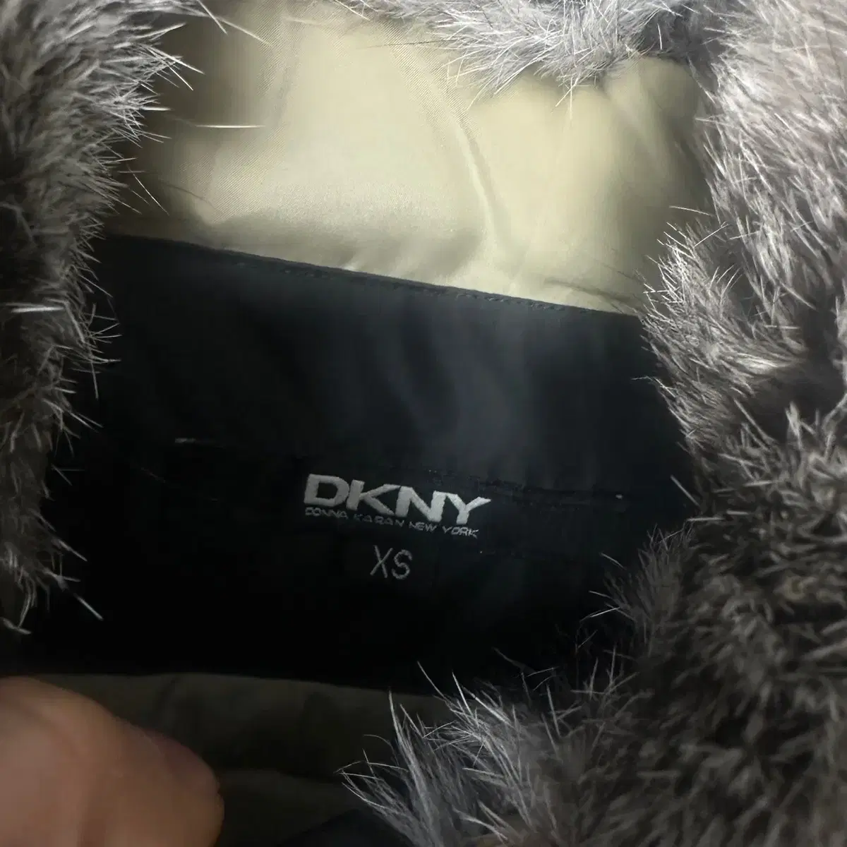 XS DKNY 블랙 퍼 누빔 점퍼