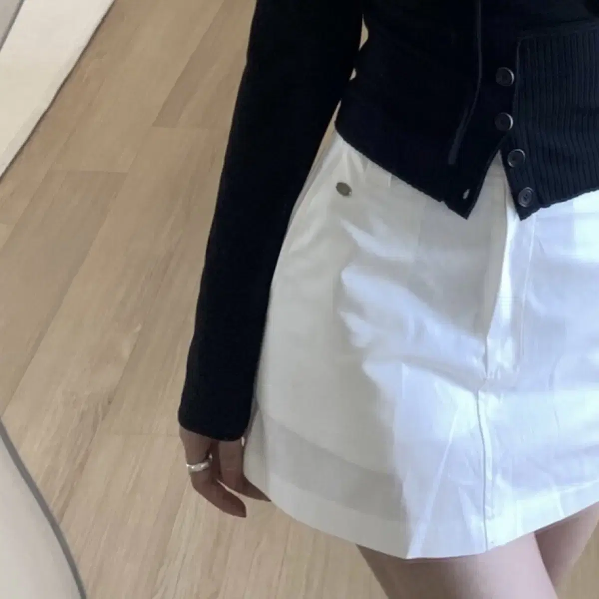 온즈 Sleek Skirt 코튼 미니스커트