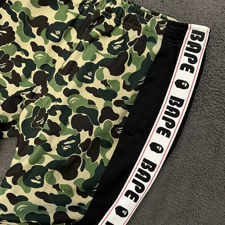 베이프(BAPE) 카모플라쥬 트랙팬츠