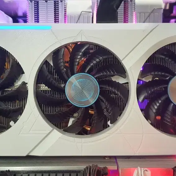 RTX 4070Ti SUPER EAGLE OC ICE 화이트 제이씨현