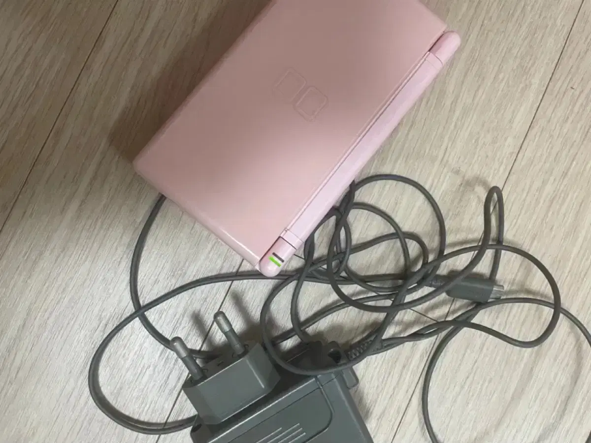 Nintendo DS Lite Pink (includes charger and stylus)