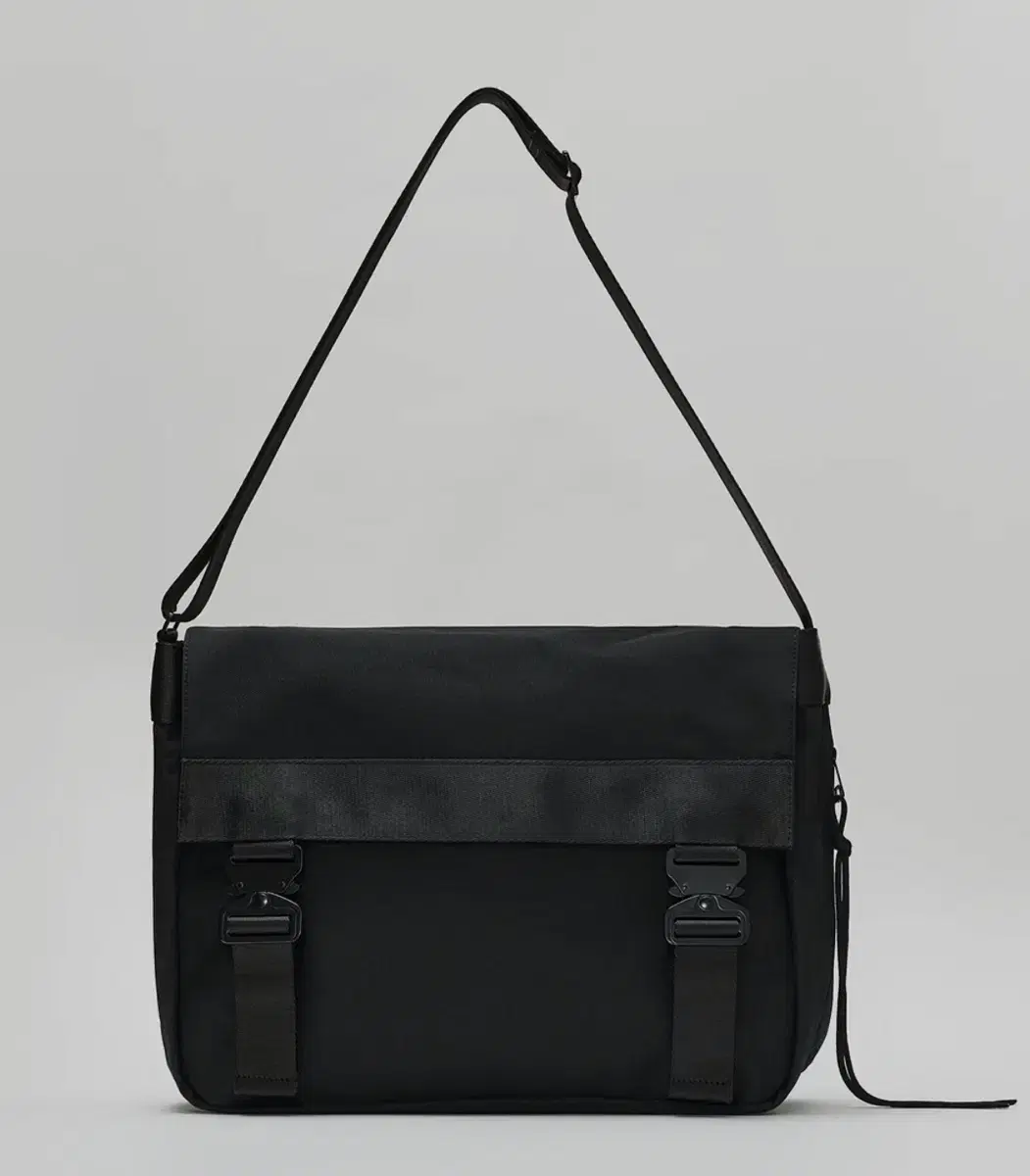 메종미네드 Two Buckle Messenger Bag (새상품)