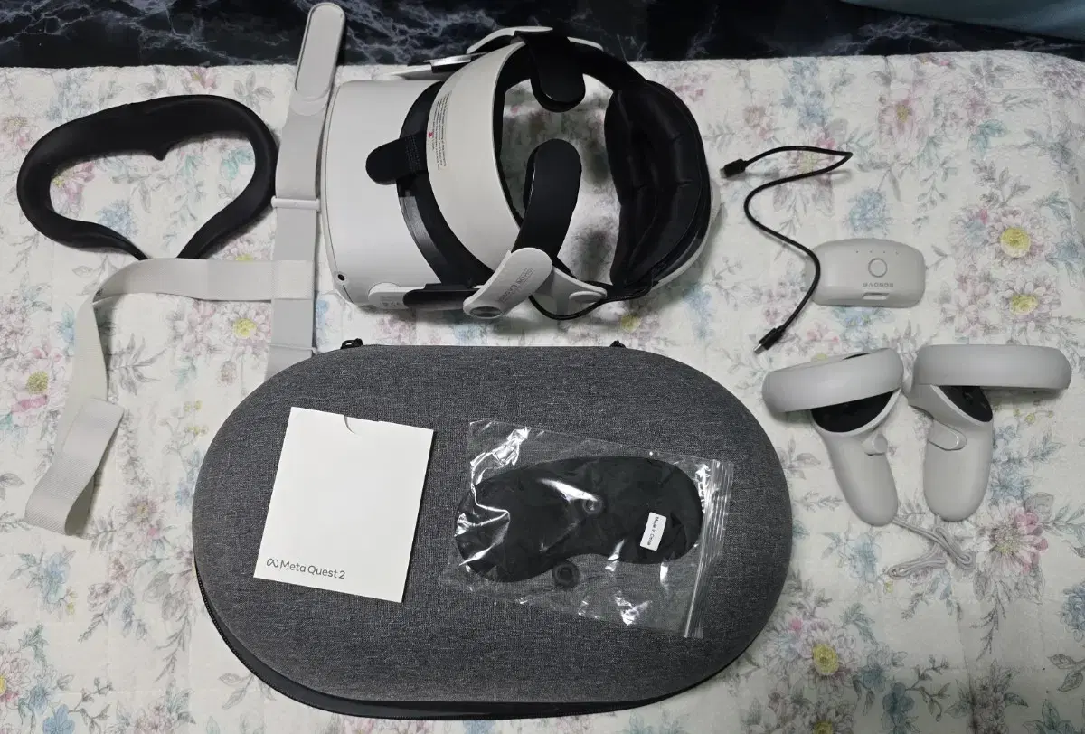 Oculus Quest 2 full set and other accessories for sale at a discount.