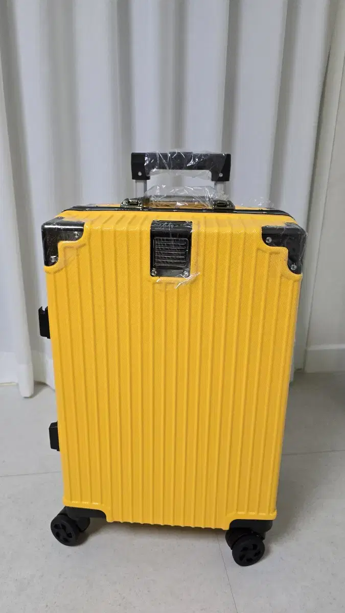 50% off, free shipping] Unused, 20-inch, yellow, aluminum suitcase, for domestic use