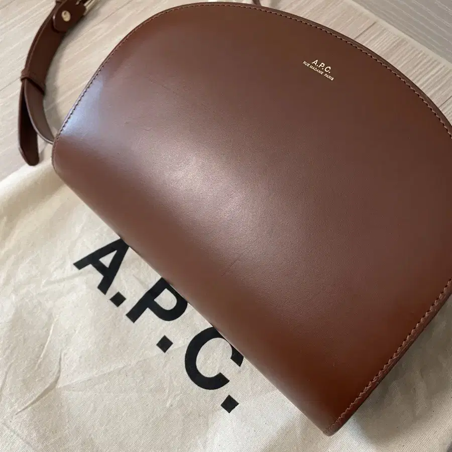 A.P.C 아페쎄 하프문백 크로스백 브라운