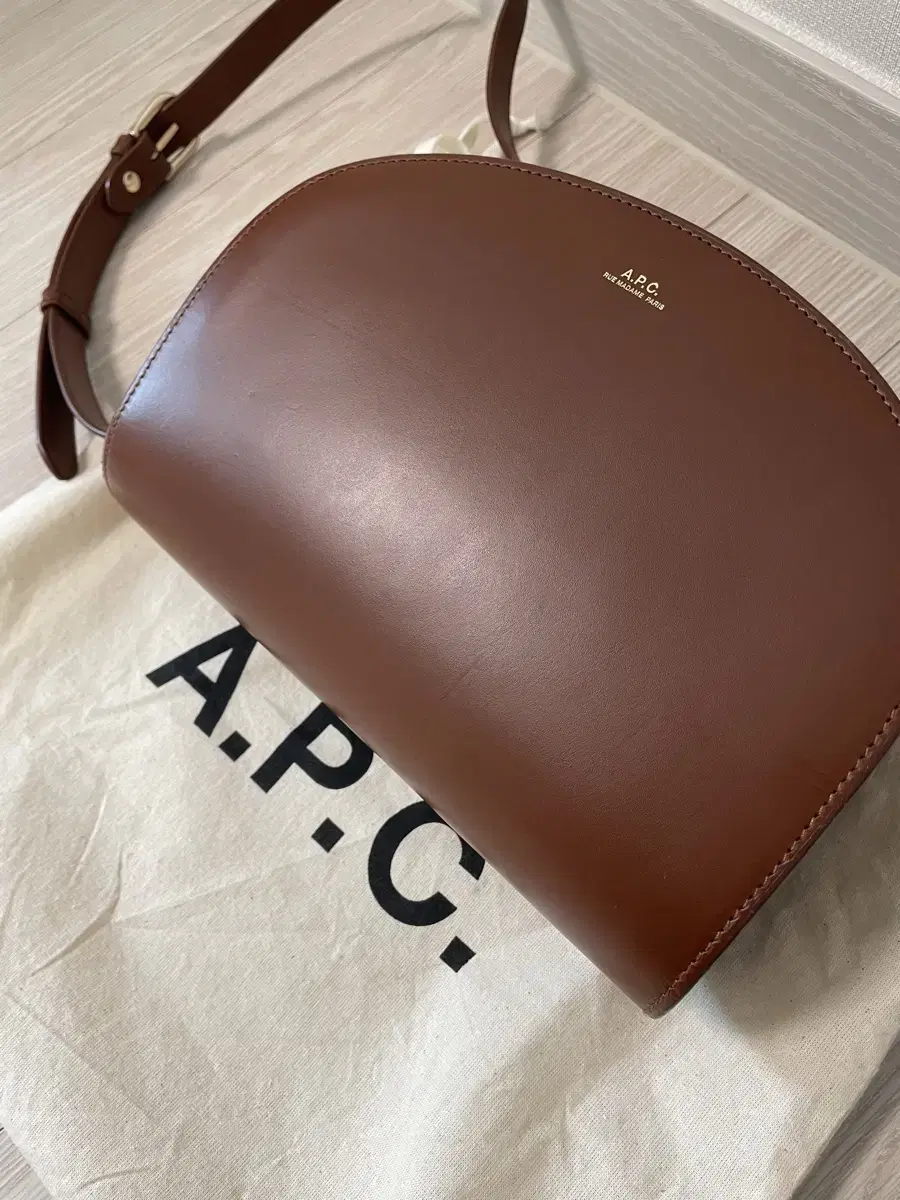 A.P.C 아페쎄 하프문백 크로스백 브라운