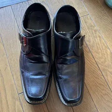 버클이 달린 블랙 로퍼 265
