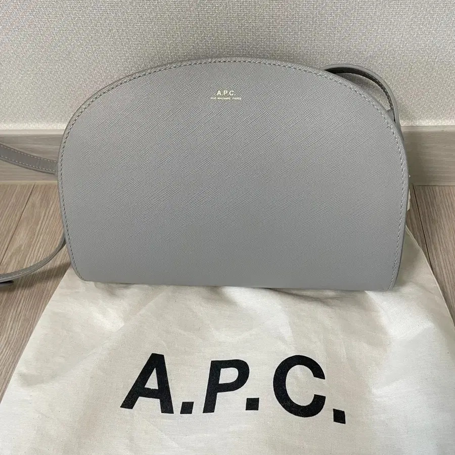 A.P.C 아페쎄 하프문백 크로스백 연그레이 사피아노