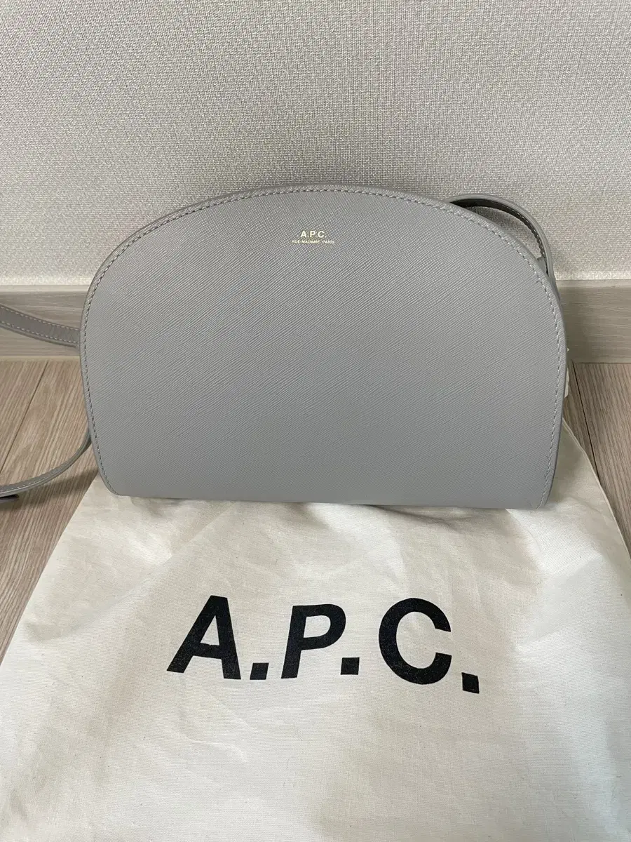 A.P.C 아페쎄 하프문백 크로스백 연그레이 사피아노