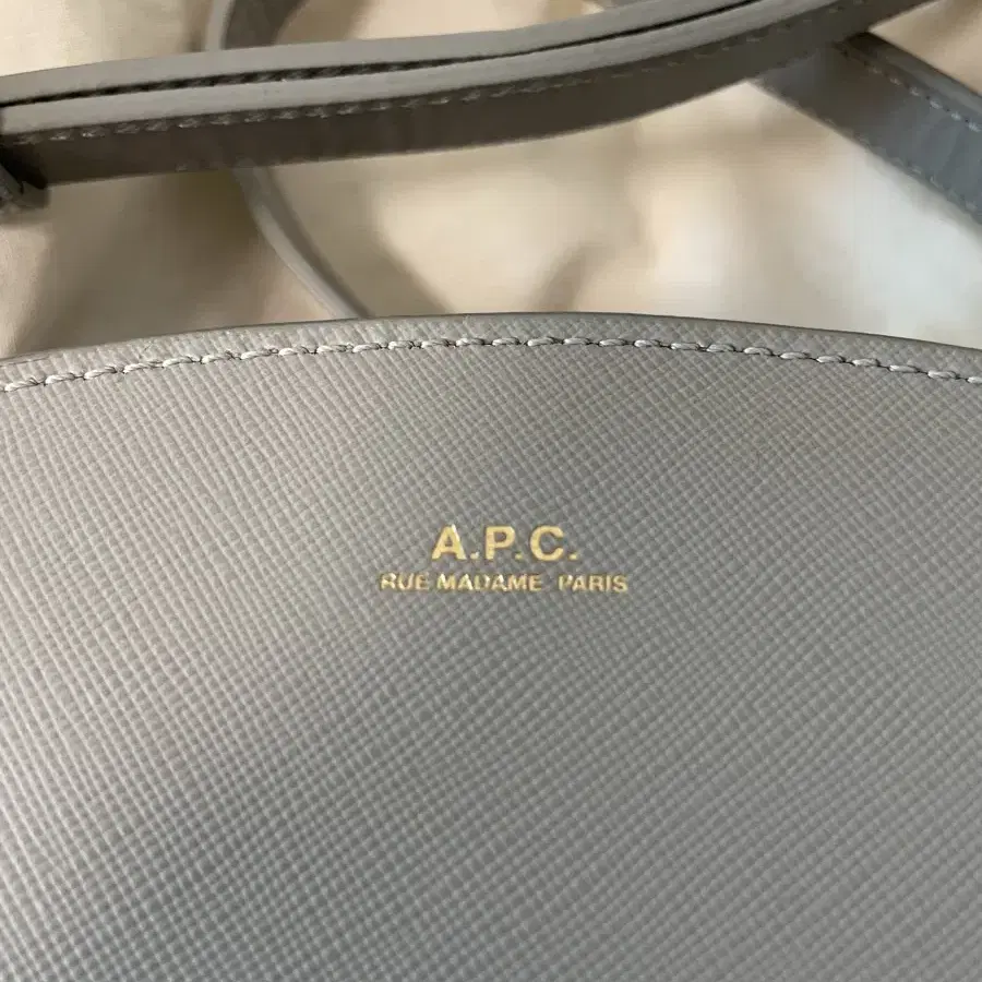 A.P.C 아페쎄 하프문백 크로스백 연그레이 사피아노