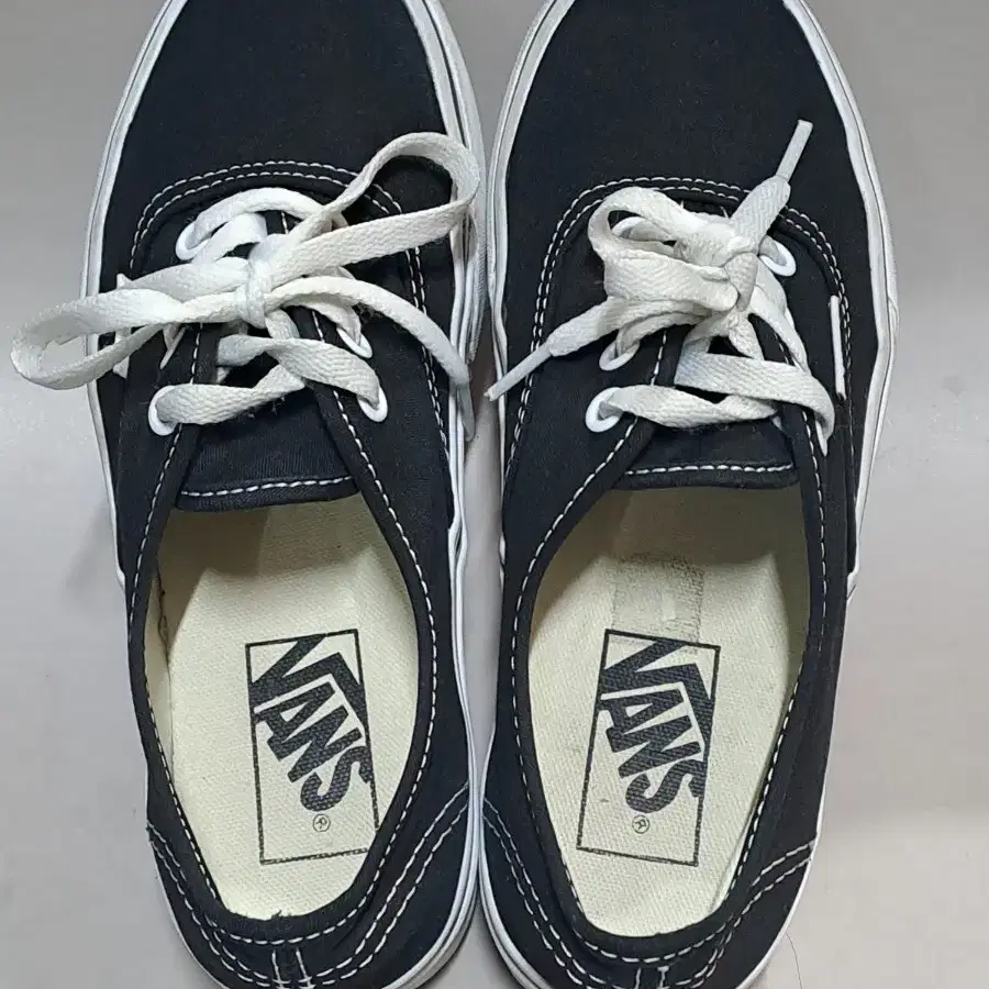 VANS 반스 어센틱 운동화 스니커즈 블랙 (225)