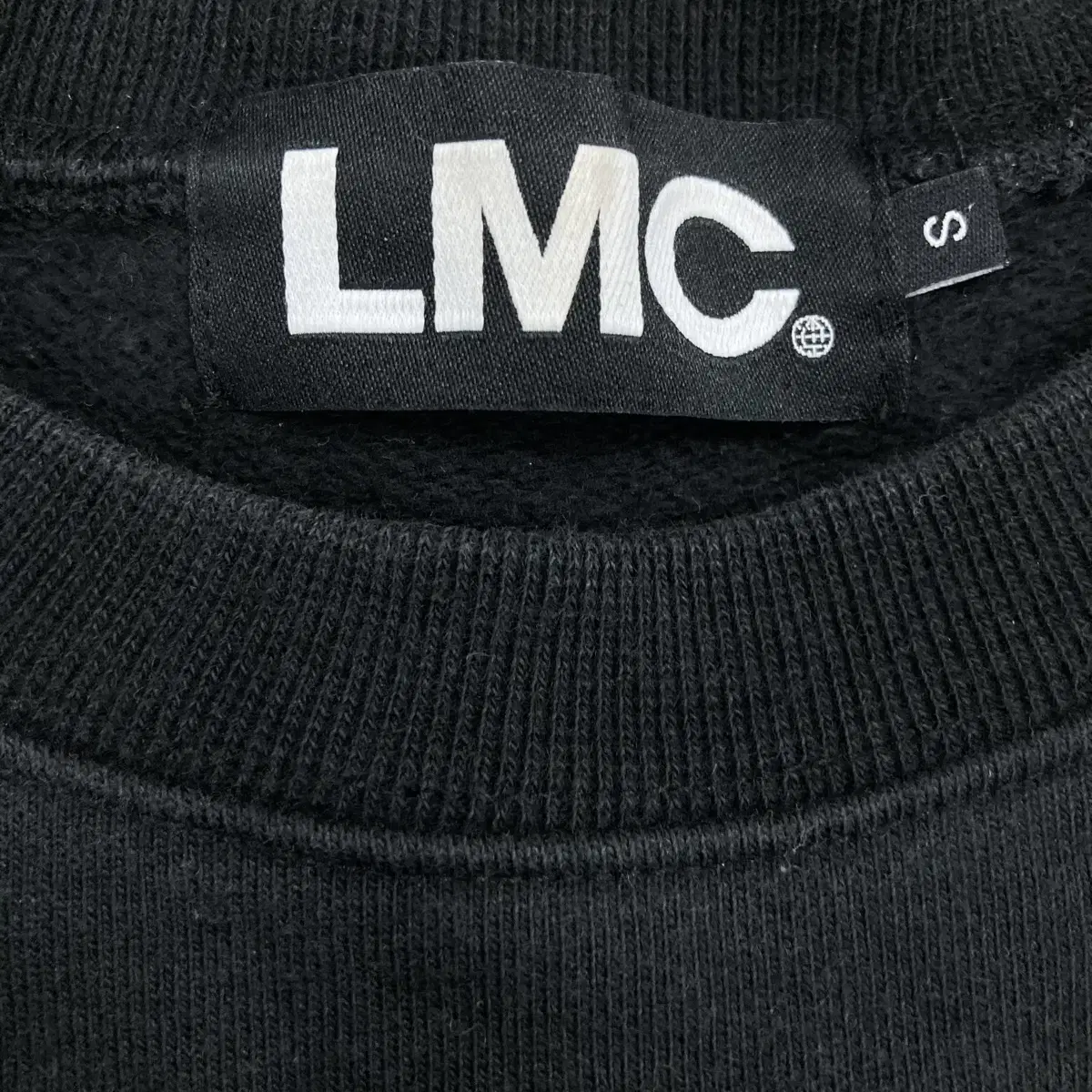 LMC 블랙 맨투맨