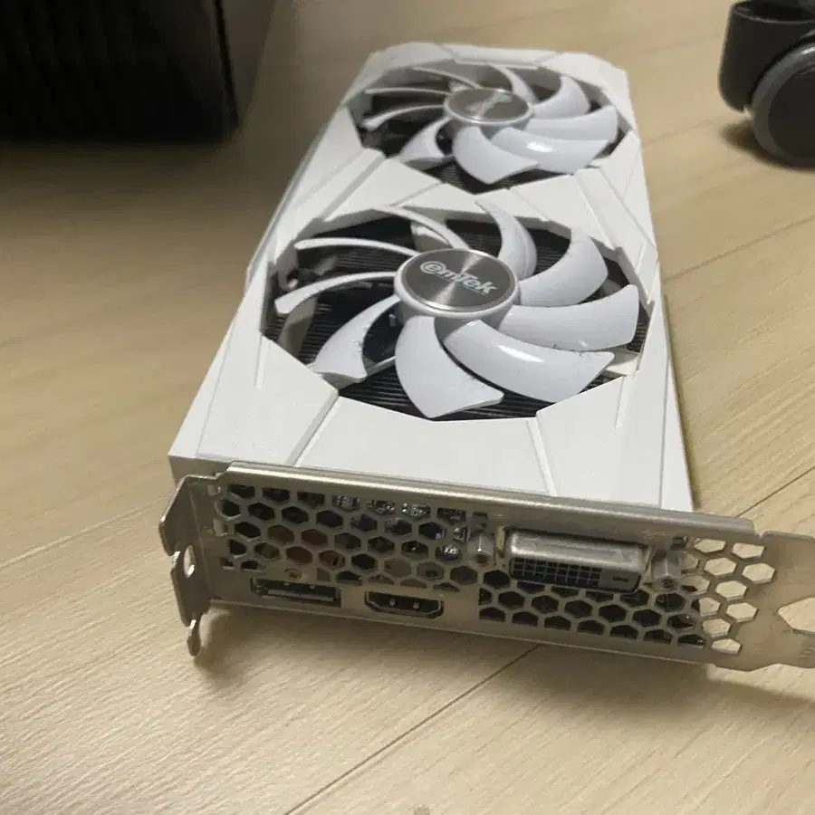 이엠텍 그래픽카드 1660 ti white