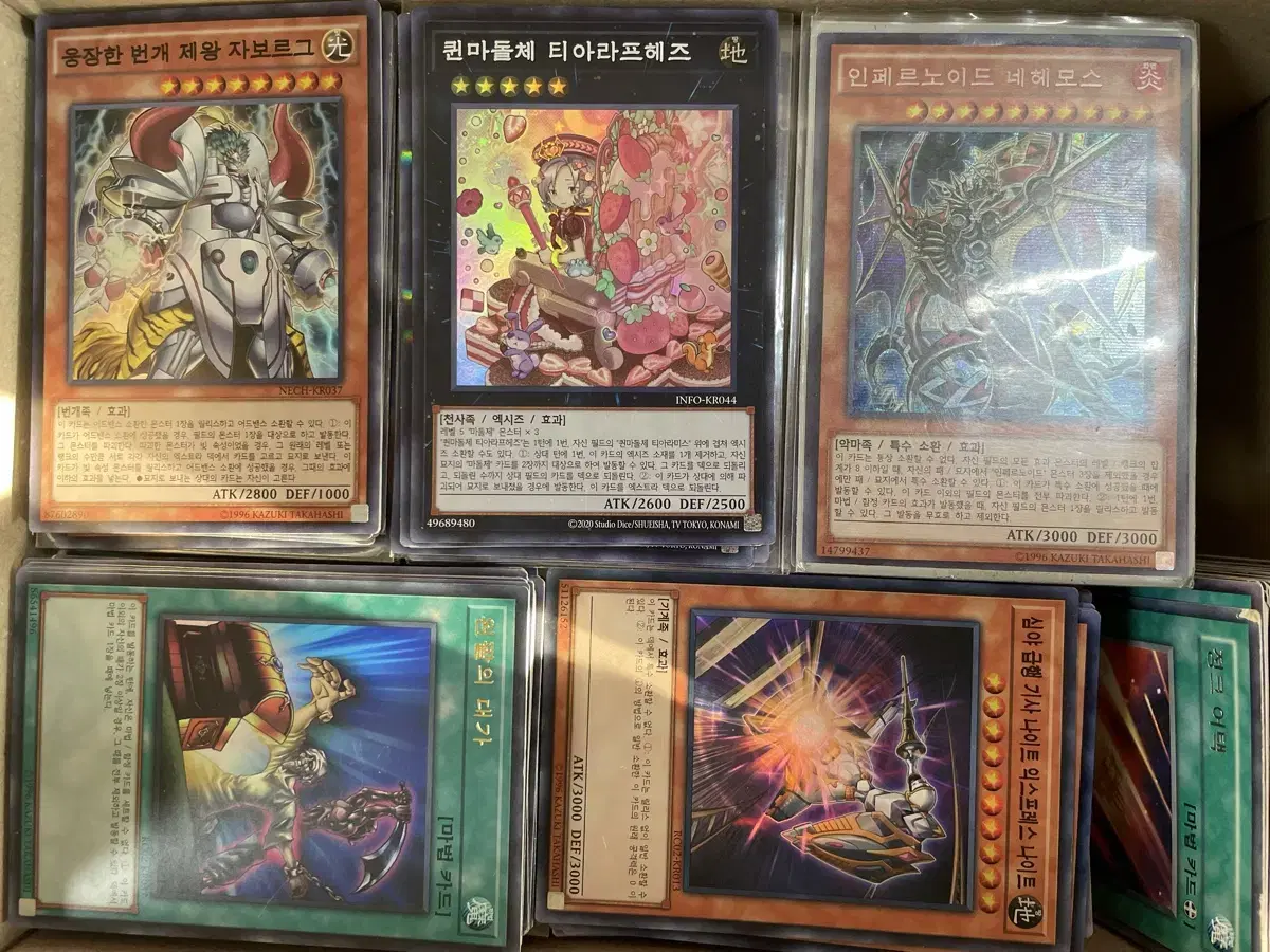 I'm selling 8 boxes of 2kg of Yu-Gi-Oh! kards.