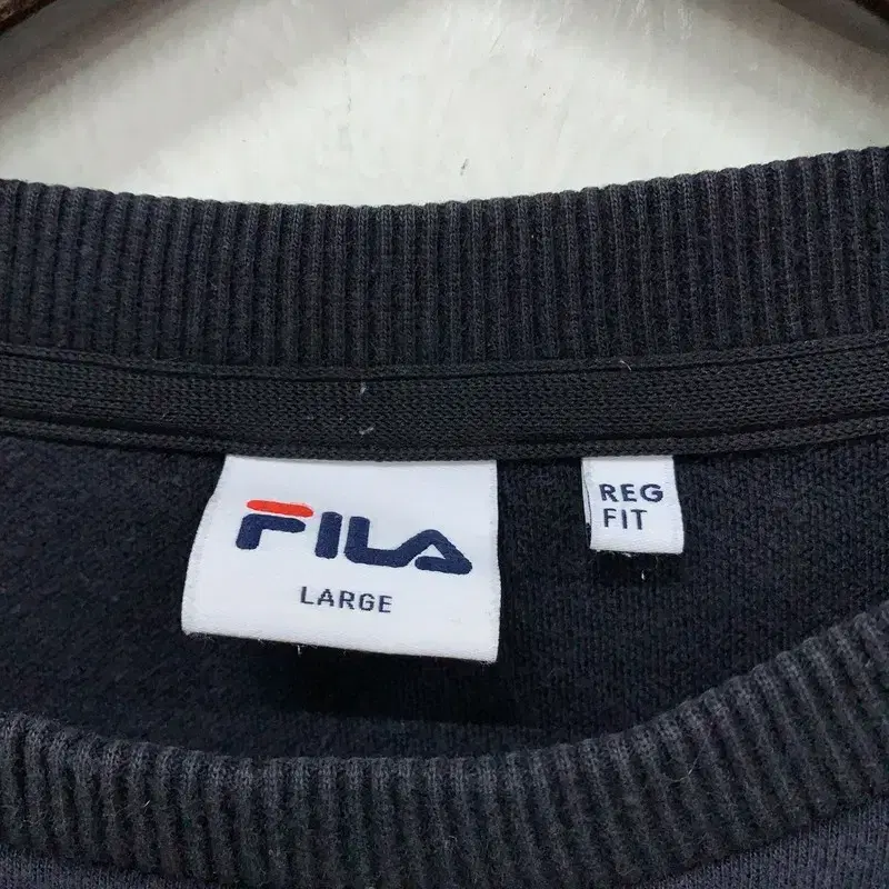 필라 FILA 블랙 맨투맨 95 G01724