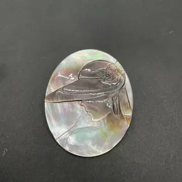 미사용 진주 모조개로 만든 모자를 쓴 여성 브로치