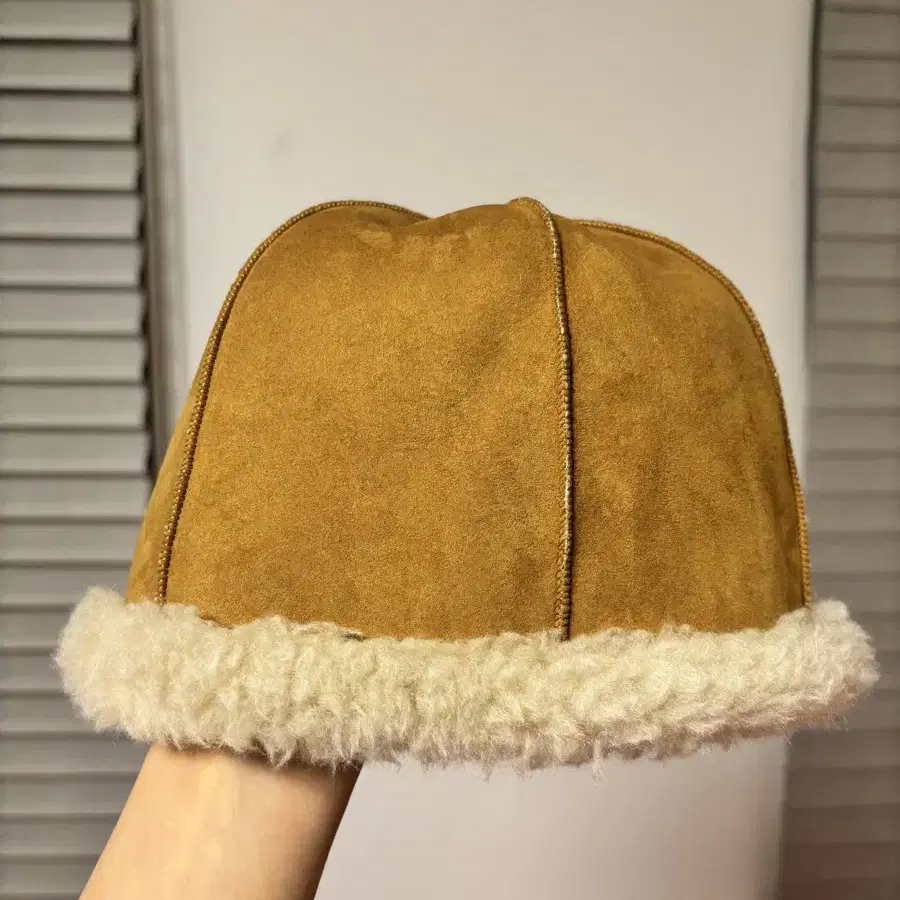 르917 reversible shearling hat