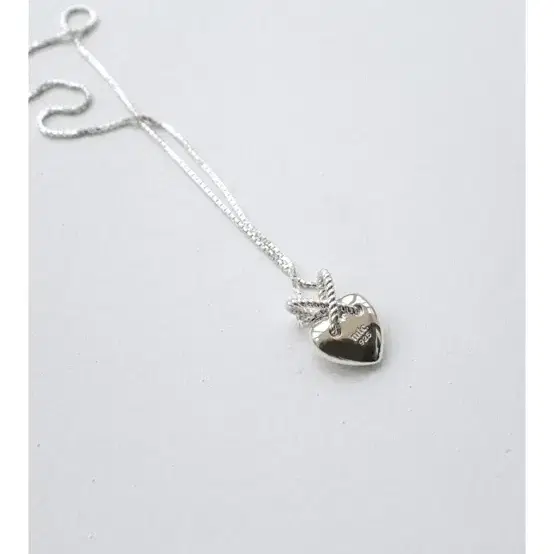 [morethancheese] cold heart necklace