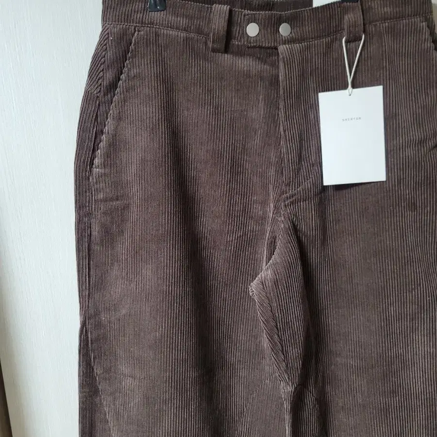 새제품 셔터(Shirter) PANELED CORDUROY PANTS