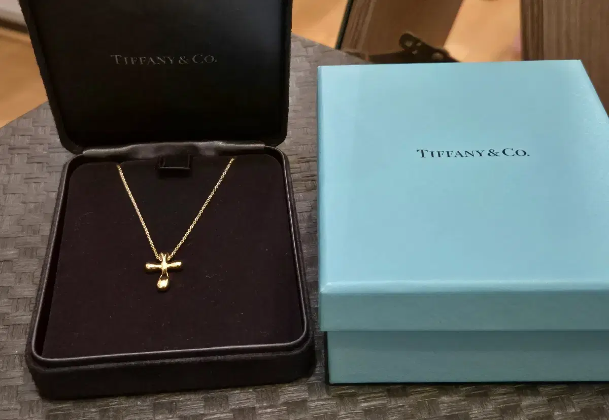 Tiffany & Co. L'Elsa Peretti Cross Pendant Necklace (18K gold)