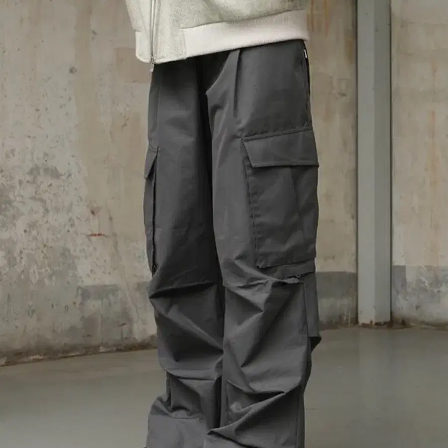 yiyae(이예) Slant Structure Cargo Pants