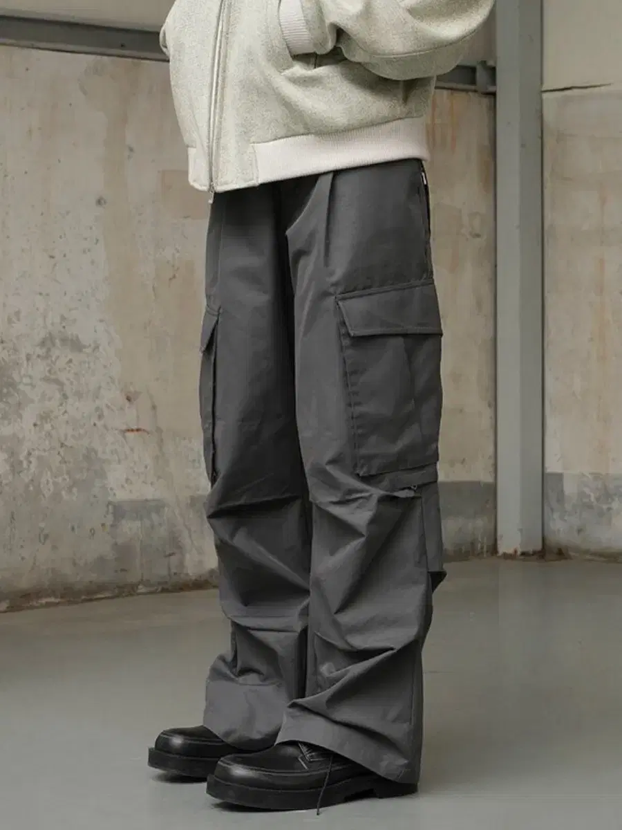 yiyae(이예) Slant Structure Cargo Pants