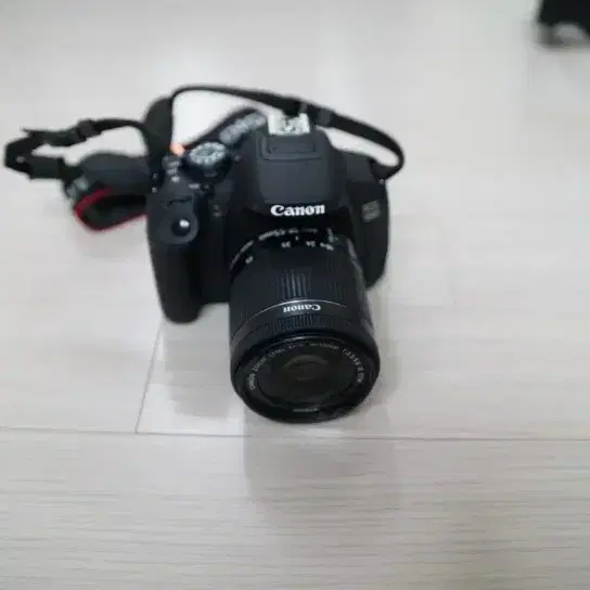 누적컷수 100컷의 S급 캐논 EOS 700D 와 18-55렌즈 세트