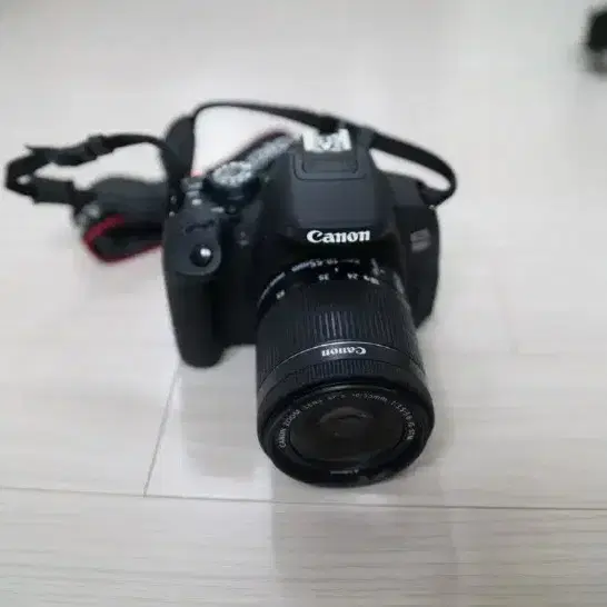 누적컷수 100컷의 S급 캐논 EOS 700D 와 18-55렌즈 세트