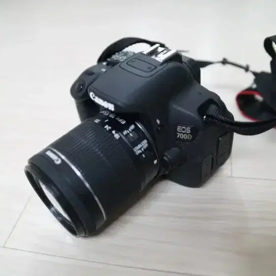 누적컷수 100컷의 S급 캐논 EOS 700D 와 18-55렌즈 세트