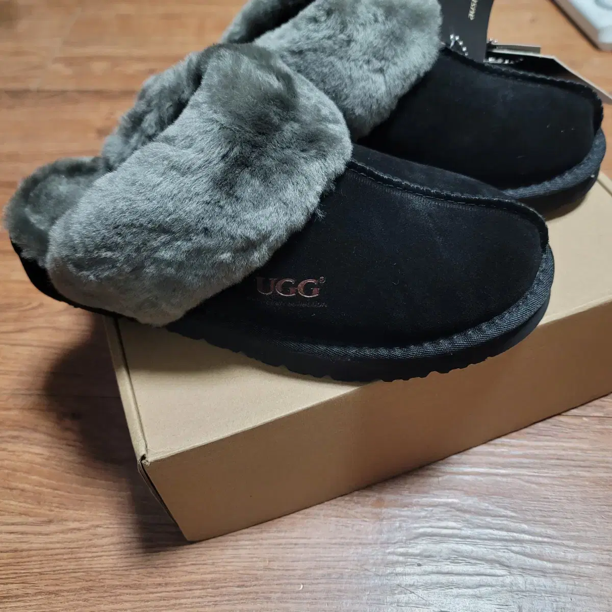 UGG 어그 슬리퍼 블랙(박스풀, 미사용 정품 새제품) 팝니다