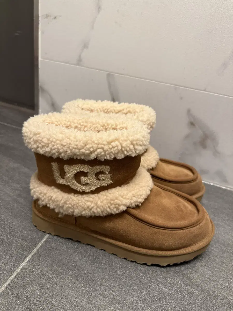 UGG Ultra Mini UGG Fluff Chestnut 240 (US7)