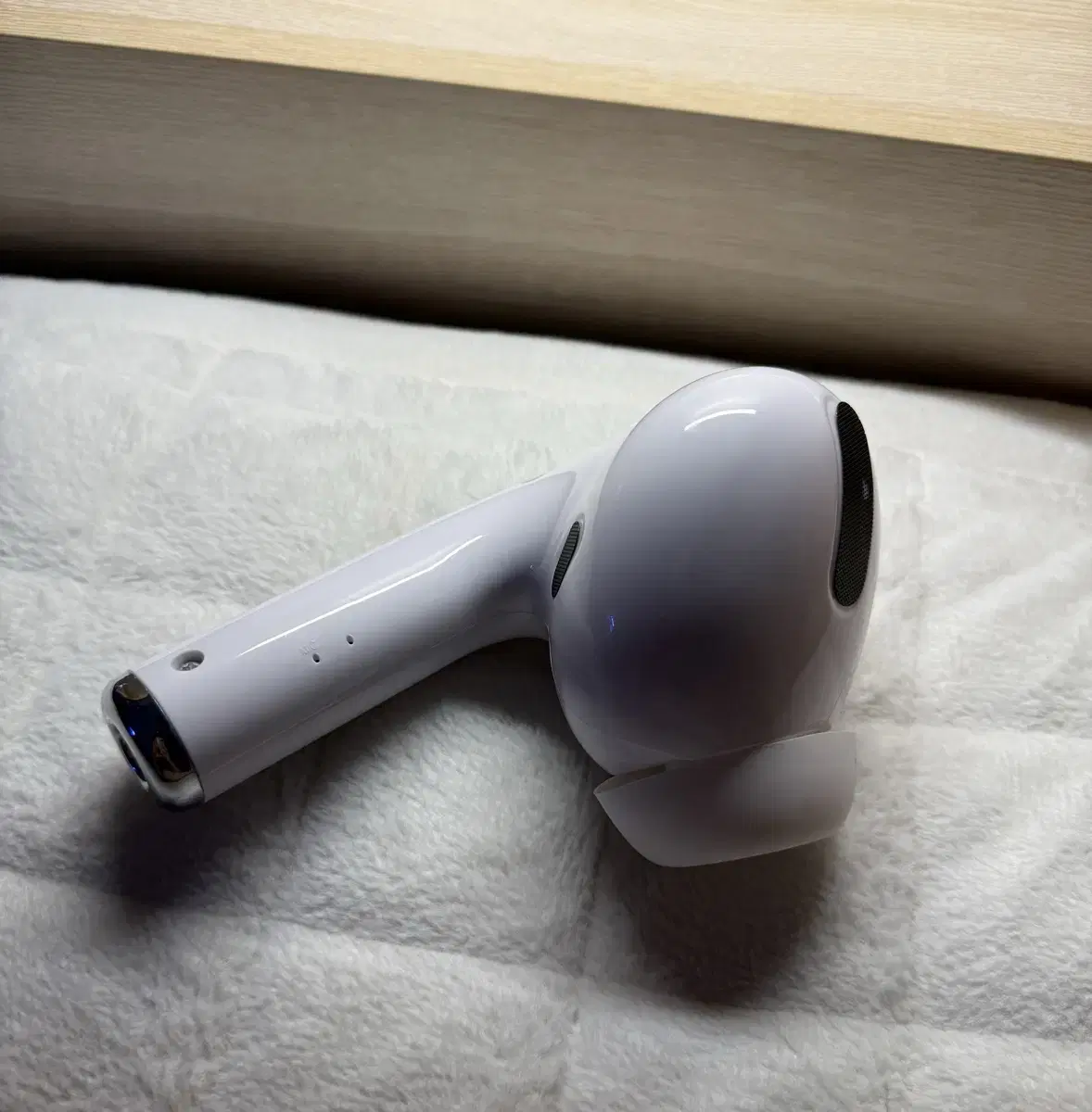 AirPods-shaped speaker