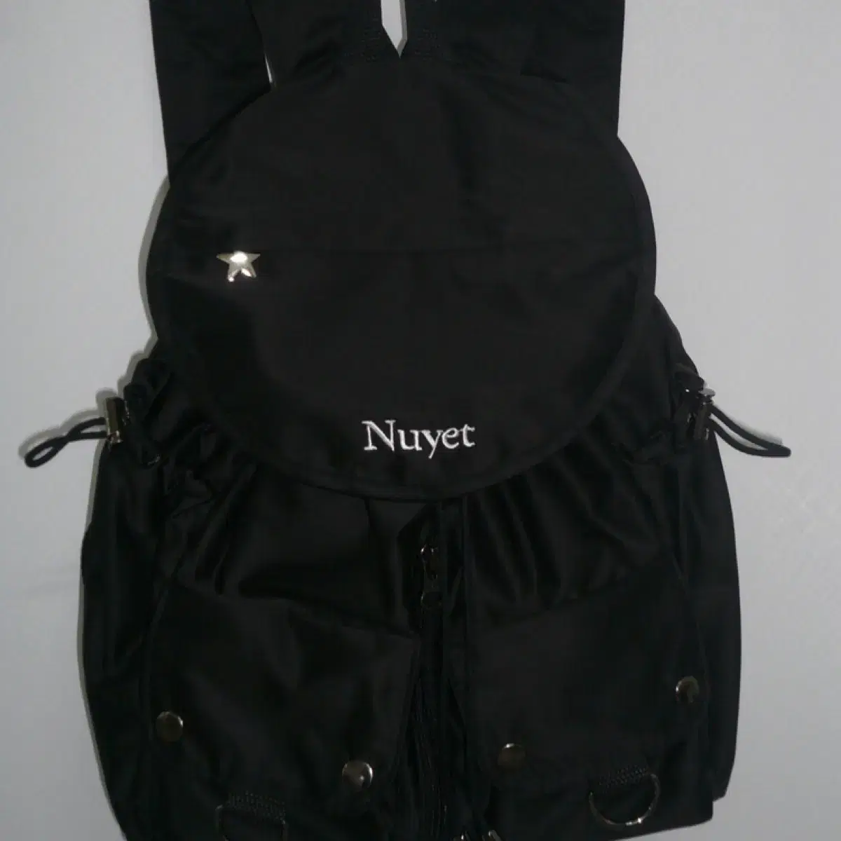 누엣 nuyet Black round pocket backpack 백팩