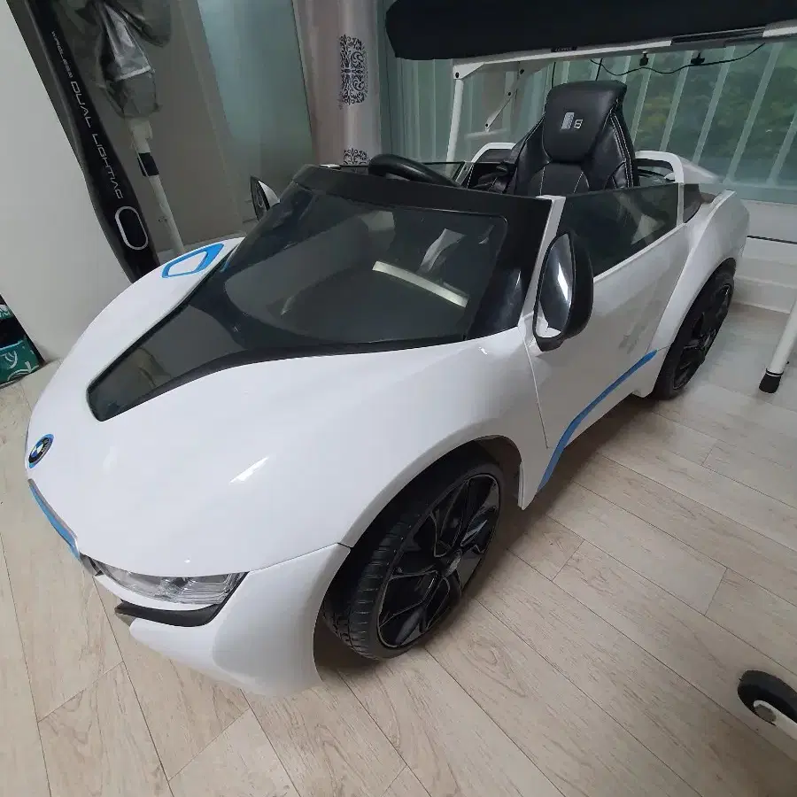 파파야 유아 전동자동차 BMW i8 모델 판매합니다.